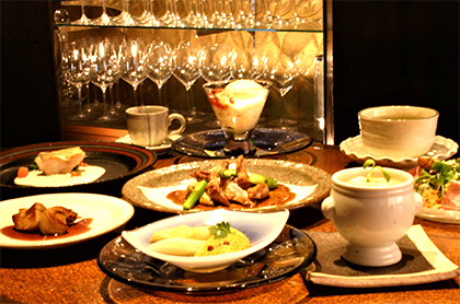 <span>※写真はイメージとなります</span><em>《4月のコース料理 Bコース》</em><br />
食前のお愉しみ アミューズ・グール<br />
空豆が入ったフランと桜鯛のオマール・ブルーと帆立貝ルーレ<br />
<small>パルマ産生ハムと季節野菜の彩りサラダ シーザードレッシング</small><br />
<small>フォワグラのソテーと“インカのめざめ”のガレット ポートワインソース</small><br />
<big>うすいエンドウ豆のクリームスープ “サン・ジェルマン”</big><br />
甘鯛のカリカリポワレと春野菜のソテー ソース・エミリューション<br />
三河山吹き鶉のロースト そのジュと赤ワインのソース<br />
又は<br />
<bold>・・・ プラス1,000円で ・・・</bold><br />
特選黒毛和牛 “ 花乃牛 ” のステーキ取り合わせ<br />
<br />
デザート<br />
コーヒー