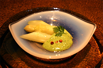 <br /><br />食前のお愉しみ アミューズ・グール<br /><br />ホワイトアスパラガスの<br>春薫る冷製オランデーズソース