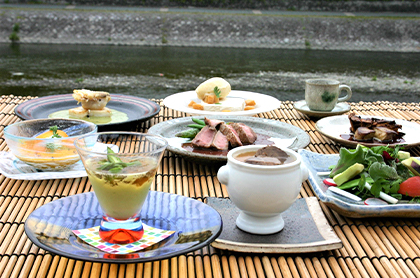 <span>※写真はイメージとなります</span><em>《5月のコース料理 Bコース》</em><br />
食前のお愉しみ アミューズ・グール<br />
大和芋が入ったフランと花乃牛ウチヒラ肉のブレゼ<br />
<small>皐月野菜の彩りサラダ アンチョビドレッシング</small><br />
<small>フォワグラのソテーとキノコのキッシュ マデラワインソース</small><br />
<big>ニンジンのクリームスープ 黒胡椒風味</big><br />
甘鯛のカリカリポワレ 新緑のソース・ヴァンブラン<br />
ブルターニュ産 仔牛フィレ肉のステーキ マルシャン ド ヴァン<br />
又は<br />
<bold>・・・ プラス1,000円で ・・・</bold><br />
特選黒毛和牛 “ 花乃牛 ” のステーキ取り合わせ<br />
<br />
デザート<br />
コーヒー