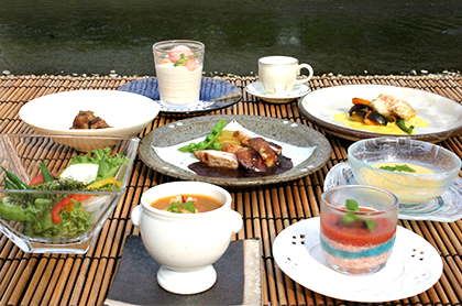 <span>※写真はイメージとなります</span><em>《8月のコース料理 Bコース》</em><br />
食前のお愉しみ アミューズ・グール<br />
インカのめざめが入ったフラン オマール・ブルーのビスクソース<br />
<small>海ぶどうと夏野菜の彩りサラダ アンチョビ風味のドレッシング</small><br />
<small>赤ワインで蒸した鰻の蒲焼き 赤米のリゾットを添えて</small><br />
<big>とうもろこしの冷たいクリームスープ</big><br />
甘鯛のカリカリポワレとラタトゥイユ ソース・サフラネ<br />
京もち豚とフォワグラのソテー エシャロットソース<br />
又は<br />
<bold>・・・ プラス1,000円で ・・・</bold><br />
特選黒毛和牛 “ 花乃牛 ” のステーキ取り合わせ<br />
<br />
デザート<br />
コーヒー