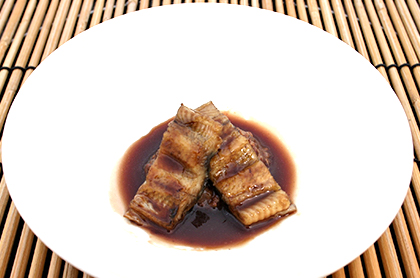 <br /><br />赤ワインで蒸した鰻の蒲焼き<br />赤米のリゾットを添えて