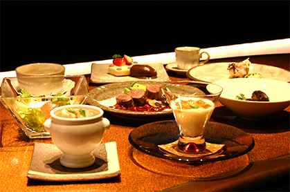 <span>※写真はイメージとなります</span><em>《12月のコース料理 Bコース》</em><br />
食前のお愉しみ アミューズ・グール<br />
百合根が入ったフラン 花乃牛バラ肉のグレービー風スープ<br />
<small>伏見・辻農園のカブラと冬野菜の彩りサラダ 和風ドレッシング</small><br />
<small>フォワグラのソテーと堀川ゴボウの炊いたん シェリー風味のキャラメリーゼソース</small><br />
<big>菊芋のクリームスープ</big><br />
甘鯛のカリカリポワレ ソース・ヴァンブラン<br />
鳥取県産 鹿ロース肉のポワレ 赤い果実のソース<br />
又は<br />
<bold>・・・ プラス1,000円で ・・・</bold><br />
特選黒毛和牛 “ 花乃牛 ” のステーキ取り合わせ<br />
<br />
デザート<br />
コーヒー