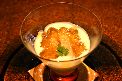 <br /><br />食前のお愉しみ アミューズ・グール<br /><br />香住産 ズワイガニが入った根セロリのクリームとコンソメジュレ